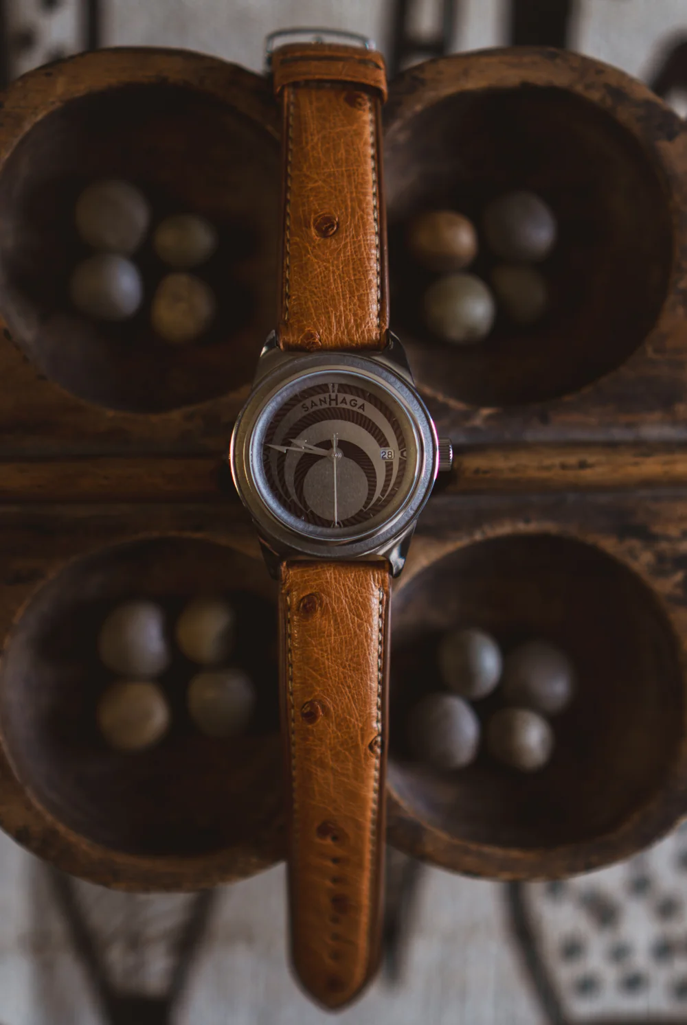 Montre Raphaël sur plateau en bois